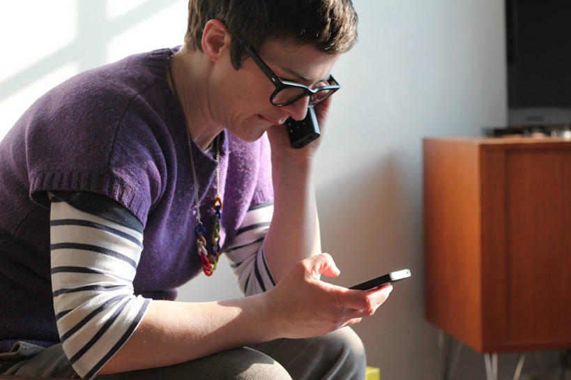 西方人,成年人,中年人,一个人,坐,打电话,横图,室内,白天,通讯,日光,英国,欧洲,欧洲人,仅一个女性,仅一个人,眼镜,首都,拿着,休闲装,仅一个中年女性,摄影,无绳电话,发短信,智能手机,无线电技术,女人,女性,中年女性,白种人,彩图,短发