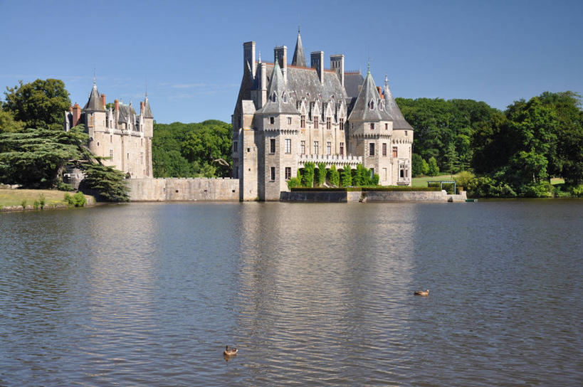 无人,横图,室外,白天,建筑,法国,欧洲,反射,城堡,池塘,历史,树,摄影,宁静,布列塔尼,西欧,法兰西,万里无云,法兰西共和国,法兰西第五共和国,卢瓦尔河,罗亚尔河,彩图,大西洋岸卢瓦尔省