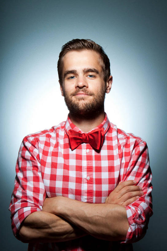 西方人,成年人,胡须,一个人,双手交叉,微笑,竖图,正面,衬衫,满意,幸福,欧洲,美国,欧洲人,仅一个年轻女性,仅一个女性,仅一个人,领结,红色,摄影,双手抱胸,肖像,聚光,威斯康星,年轻女性,女人,女性,白种人,年轻人,胡子,络腮胡,半身,彩图,影棚拍摄,态度