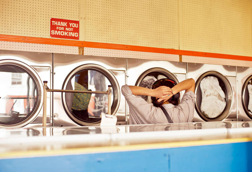 成年人,脸,头,脸颊,一个人,坐,横图,室内,白天,美国,仅一个女性,休闲装,肩膀,洗衣服,背面,耳机,摄影,洗衣机,英文字母,等,头部,脸部,脸蛋,面部,休闲活动,彩图