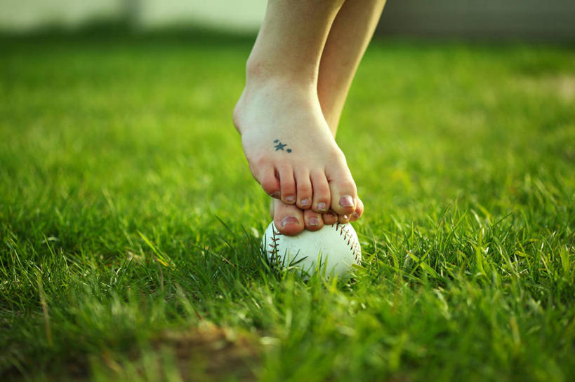 腿,一个人,横图,室外,白天,美国,草,赤脚,平衡,人体,摄影,部分,四肢,彩图