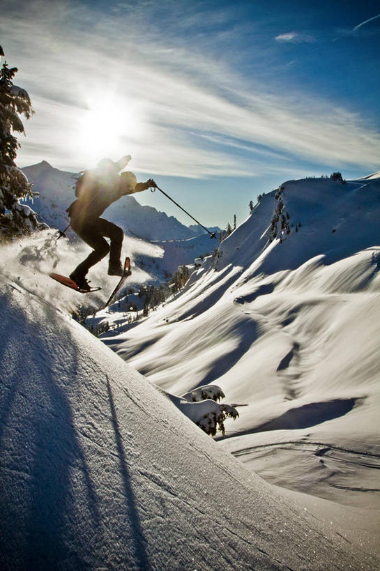 西方人,成年人,中年人,一个人,举,竖图,室外,白天,侧面,镜头眩光,度假,太阳,雪,雪山,日光,欧洲,美国,欧洲人,仅一个男性,仅一个人,仅一个中年男性,云,半空,天空,自然,托,寒冷,摄影,滑雪杖,享乐,华盛顿州,雪鞋,冬季运动,技能,冒险,男人,男性,中年男性,白种人,举起,举手,举着,向上举,向上伸,向上托,彩图