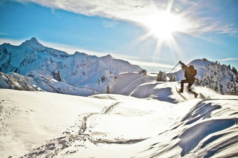 西方人,成年人,中年人,一个人,举,横图,室外,白天,侧面,镜头眩光,度假,太阳,雪,雪山,日光,欧洲,美国,欧洲人,仅一个男性,仅一个人,仅一个中年男性,云,半空,天空,自然,托,寒冷,摄影,滑雪杖,享乐,华盛顿州,雪鞋,冬季运动,技能,冒险,男人,男性,中年男性,白种人,举起,举手,举着,向上举,向上伸,向上托,彩图