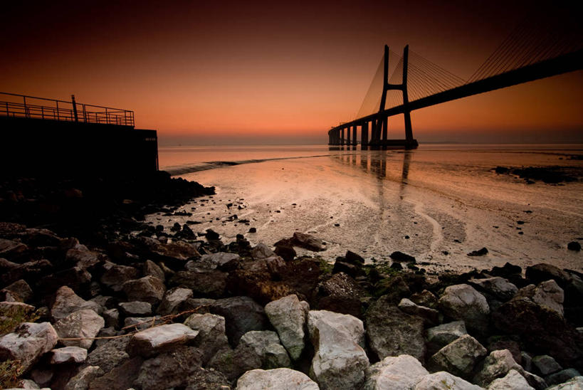 无人,栏杆,横图,室外,海洋,日落,建筑,葡萄牙,欧洲,晚霞,霞光,落日,桥,首都,联系,里斯本,自然,黄昏,彩霞,运输,摄影,宁静,南欧,剪影,葡萄牙共和国,夕照,薄暮,瓦斯科.达伽马大桥,海滩,夕阳,彩图,傍晚,斜阳