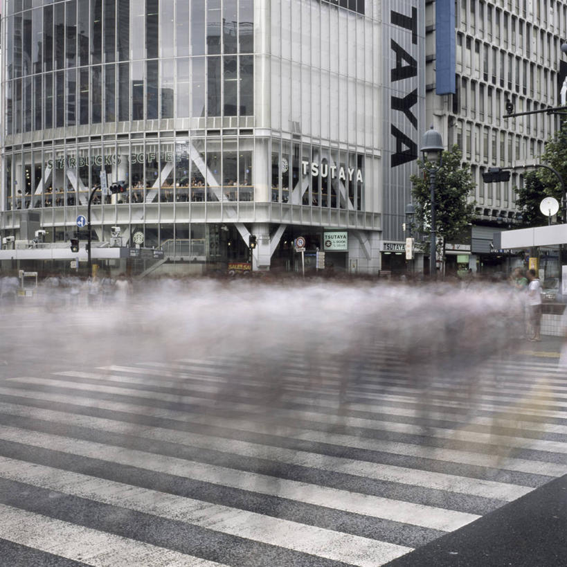 方图,室外,白天,运动模糊,长时间曝光,城市,道路,建筑,街道,路,公路,东京,日本,日本文化,红绿灯,路口,交通,首都,许多人,树,一群人,摄影,群众,斑马线,马路,彩图