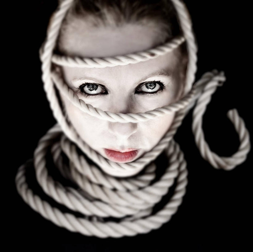 西方人,成年人,中年人,老年人,脸,头,脸颊,一个人,横图,正面,欧洲,纳米比亚,欧洲人,仅一个女性,仅一个人,黑色背景,首都,肩膀,绳子,向上看,仅一个中年女性,力量,卷起,人体,摄影,肖像,温得和克,女人,女性,中年女性,白种人,头部,脸部,脸蛋,面部,彩图,影棚拍摄,韧性