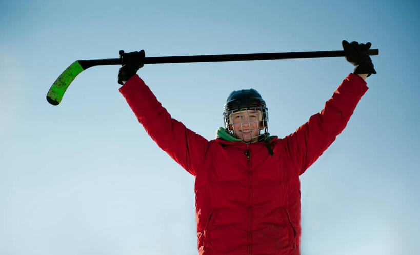 西方人,儿童,脸,头,脸颊,一个人,举,笑,微笑,露齿笑,横图,室外,白天,正面,幸福,纯洁,成功,运动,欧洲,加拿大,欧洲人,仅一个男性,仅一个人,头饰,冬天,冰球,刺激,肩膀,小孩,天空,仅一个小孩,可爱,童年,童趣,摄影,肖像,童真,烂漫,无邪,冬季运动,冰球场,天真,男孩,男人,男性,白种人,孩子,头部,脸部,脸蛋,面部,彩图,男生,冬衣