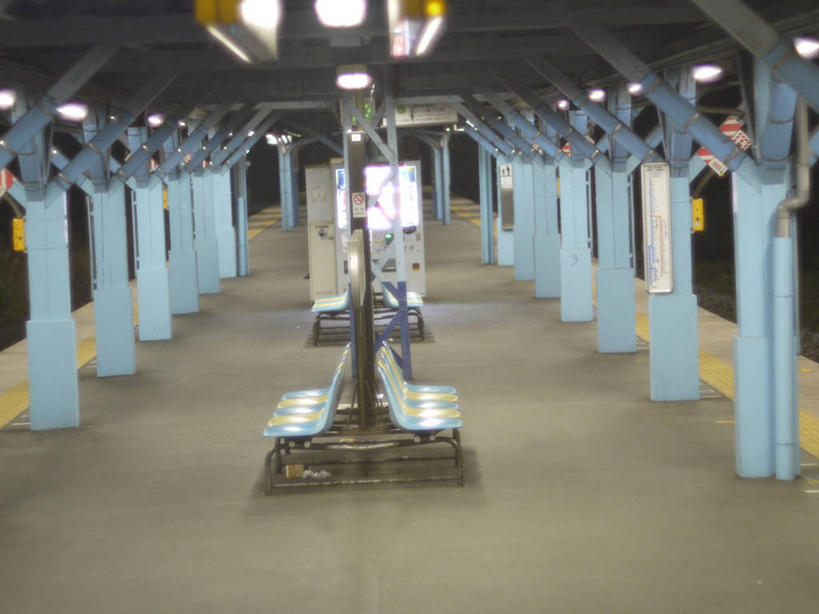 无人,火车站,横图,室内,夜晚,重复,车站,日本,一排,日本文化,整齐,柱子,站台,神奈川县,月台,座位,排列,运输,摄影,队列,彩图,铁路车站,铁路站