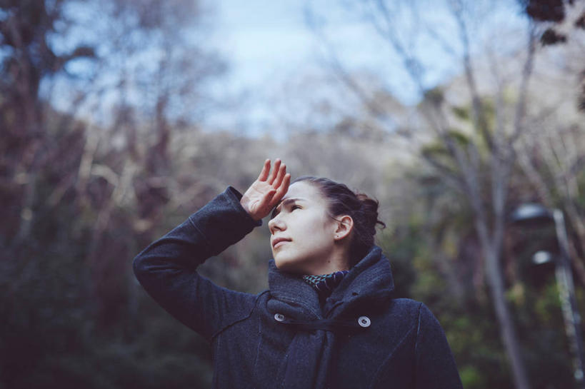西方人,成年人,脸,头,脸颊,一个人,横图,室外,特写,白天,正面,西班牙,欧洲,巴塞罗那,欧洲人,仅一个年轻女性,仅一个女性,仅一个人,冬天,肩膀,向上看,思考,摄影,保护,年轻女性,女人,女性,白种人,年轻人,头部,脸部,脸蛋,面部,彩图,冬衣