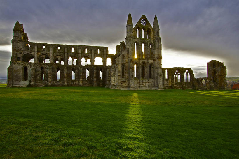 无人,横图,室外,白天,建筑,日光,英国,云,历史,废墟,草,绿色,自然,地标建筑,摄影,英国文化,北约克郡,惠特比修道院,彩图