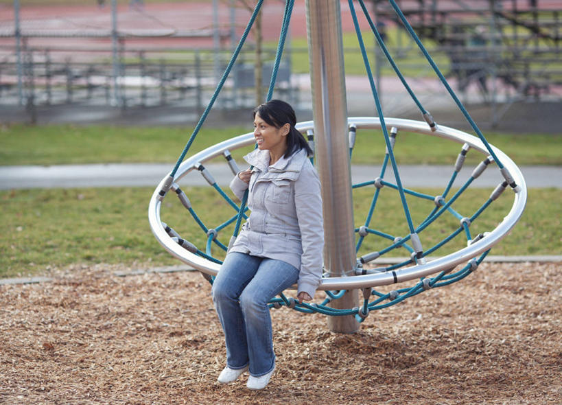 成年人,中年人,一个人,公园,坐,微笑,横图,室外,白天,满意,幸福,加拿大,仅一个女性,仅一个人,金属,牛仔裤,休闲装,外套,仅一个中年女性,思考,摄影,温哥华,大不列颠哥伦比亚,女人,女性,中年女性,休闲活动,彩图,菲律宾人