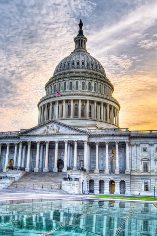 无人,竖图,室外,楼梯,城市,建筑,美国,反射,柱子,云,首都,历史,国会大厦,天空,黄昏,美国国旗,摄影,宁静,圆顶建筑,政府,华盛顿特区,国会大楼,死水,彩图