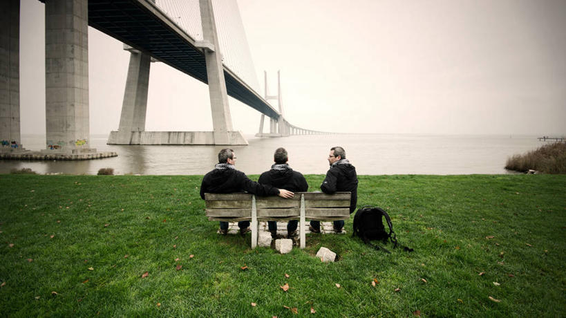 西方人,成年人,中年人,老年人,一个人,三个人,坐,横图,室外,白天,椅子,葡萄牙,欧洲,欧洲人,仅一个男性,仅一个人,仅一个中年男性,并排,包,长椅,桥,首都,联系,休闲装,里斯本,草,背面,放松,搭,摄影,搭着,南欧,葡萄牙共和国,瓦斯科.达伽马大桥,男人,男性,中年男性,白种人,彩图