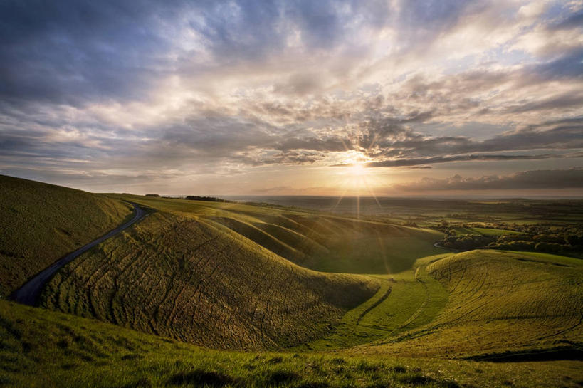 无人,横图,室外,美景,日落,山,太阳,英国,地平线,景观,山路,云,辽阔,地面,草,风景,天空,自然,广阔,景色,摄影,宁静,一望无际,自然风光,延伸,天地相交,无边无际,一马平川,牛津郡,彩图