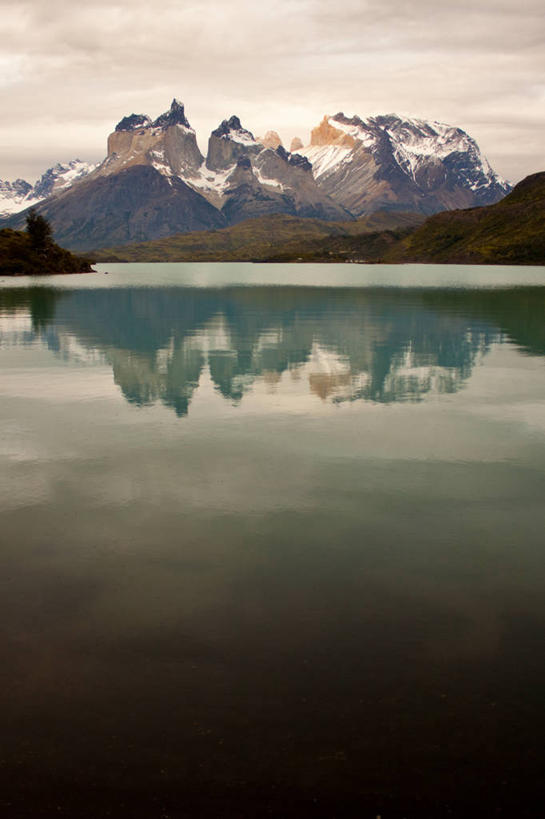 无人,竖图,室外,旅游,度假,湖,美景,日落,山,山脉,雪,智利,反射,景观,云,冬天,娱乐,风景,天空,自然,享受,休闲,景色,南美,放松,寒冷,摄影,宁静,南美洲,国家公园,拉丁美洲,自然风光,美洲,首府,亚美利加洲,南亚美利加洲,智利共和国,百内国家公园,纳塔莱斯港,麦哲伦.智利南极大区,彩图,乌尔蒂马埃斯佩兰萨省