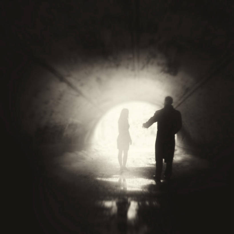 成年人,两个人,站,举,方图,阶调图片,室内,白天,水,天花板,美国,连接,反射,隧道,光,拱门,托,摄影,剪影,逆光,新泽西,异性恋,男人,女人,举起,举手,举着,向上举,向上伸,向上托,彩图,苦尽甘来