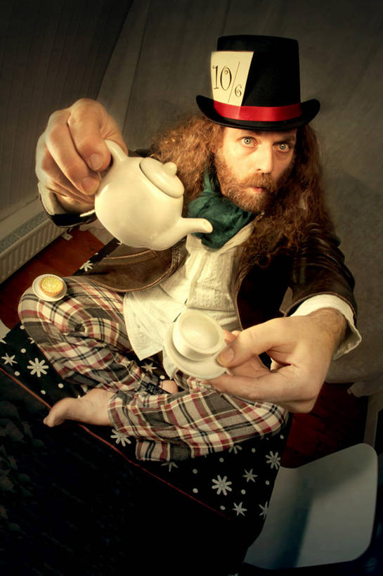 西方人,成年人,中年人,老年人,眼睛,胡须,一个人,坐,竖图,俯视,室内,特写,白天,爱尔兰,欧洲,欧洲人,仅一个男性,仅一个人,仅一个中年男性,倒,小的,拿着,蓝色,茶壶,赤脚,模仿,摄影,出示,男人,男性,中年男性,白种人,胡子,络腮胡,小胡子,茶杯,盘着腿坐,彩图,高角度拍摄,茶话会