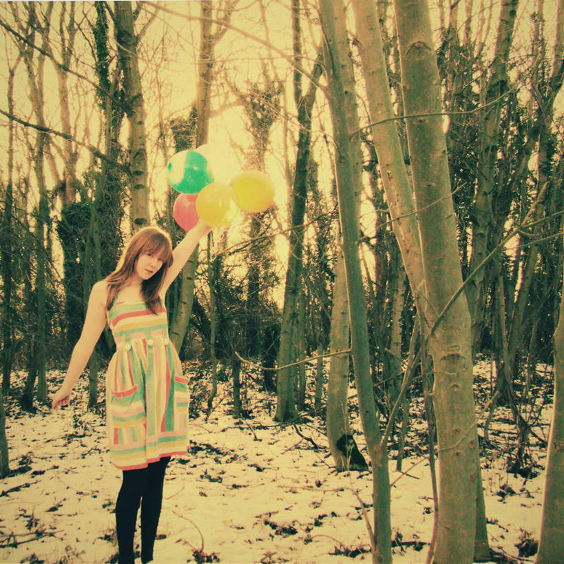 西方人,儿童,少年,一个人,站,举,方图,室外,纯洁,森林,树林,雪,英国,欧洲,欧洲人,仅一个男性,仅一个年轻女性,仅一个女性,仅一个人,拿着,树,树干,仅一个年轻男性,小孩,天空,自然,气球,托,寒冷,可爱,童年,童趣,摄影,多样,童真,烂漫,无邪,桑德兰,天真,男人,男性,年轻男性,年轻女性,女人,女性,白种人,孩子,休闲活动,举起,举手,举着,向上举,向上伸,向上托,彩图