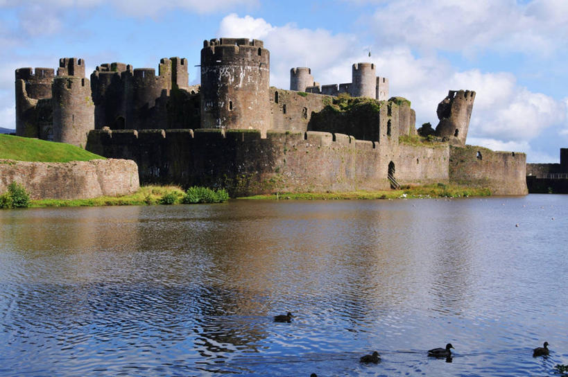 游泳,无人,横图,室外,白天,建筑,英国,欧洲,四只,鸟类,鸭子,城堡,云,历史,天空,摄影,西欧,大不列颠,威尔士,大不列颠及北爱尔兰联合王国,大不列颠及爱尔兰联合王国,卡菲利城堡,威尔士公国,彩图,大不列颠王国,大英帝国,联合王国,日不落帝国
