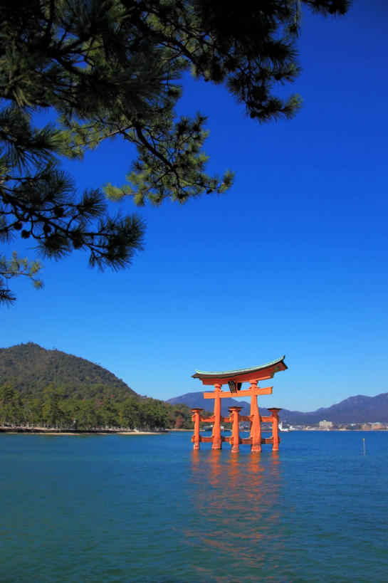 无人,竖图,室外,白天,山,建筑,广岛县,日本,节日,日本文化,反射,鸟居,文化,树,蓝色,自然,地标建筑,祈祷,健康,许愿,摄影,宗教,信仰,纪念,涨潮,神道,宁静,祈求,万里无云,严岛神社,神道教,死水,平安,彩图,宫屿