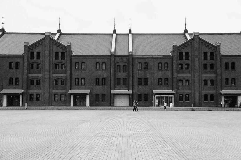 横图,黑白,室外,白天,建筑,日本,日本文化,砖,人行道,横滨,仓库,工业,摄影,步行