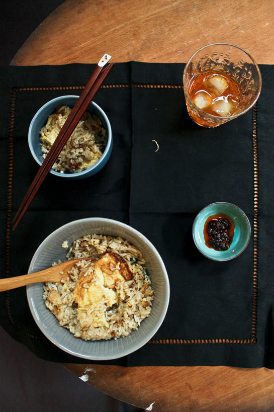 无人,竖图,俯视,室内,筷子,桌子,马来西亚,木制,炒饭,鸡蛋,煎蛋,辣椒油,冰块,食品,饮食,饮料,容器,碗,摄影,清新,中国文化,刮刀,健康食物,玻璃杯,彩图,高角度拍摄