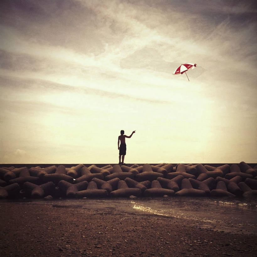 成年人,一个人,站,方图,室外,度假,日落,日本,仅一个男性,拿着,飞,裸露,背面,天空,风筝,摄影,享乐,裸,休闲活动,彩图