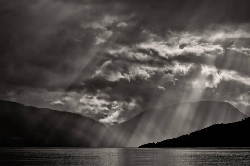 无人,横图,黑白,室外,白天,海洋,美景,山脉,暴风雨,多云,挪威,欧洲,景观,乌云,云,风景,自然,景色,摄影,斯堪的纳维亚,自然风光,北欧,斯堪的那维亚,斯堪的那维亚半岛,斯堪的纳维亚半岛,剪影,挪威王国,松恩.菲尤拉讷,松恩.菲尤拉讷郡,松娜峡湾