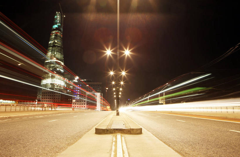 无人,横图,室外,夜晚,长时间曝光,路,照明,英国,路标,桥,交通,首都,联系,现代,灯,天空,灯具,运输,摄影,尾灯,迅速,照亮,照明设备,前照灯,前大灯,车前灯,彩图,伦敦桥