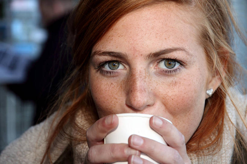 成年人,脸,头,脸颊,一个人,横图,室内,特写,白天,正面,幸福,德国,仅一个年轻女性,仅一个女性,仅一个人,喝,拿着,休闲装,肩膀,白色,围巾,摄影,雀斑,肖像,贝希特斯加登,年轻女性,女人,女性,年轻人,头部,脸部,脸蛋,面部,茶杯,彩图,美人