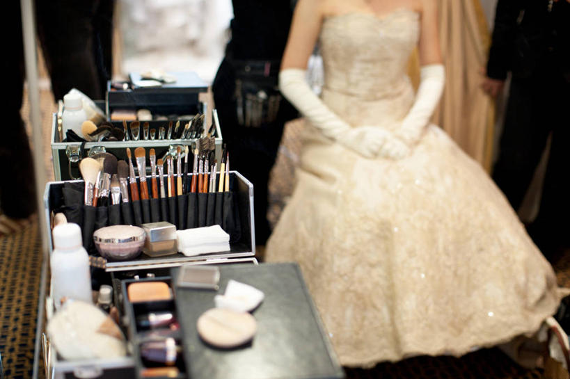 成年人,一个人,新娘,坐,横图,室内,婚纱,北海道,日本,亚洲,仅一个女性,准备,日本文化,彩妆,化妆刷,手套,摄影,多样,东亚,札幌,日本国,北海道地方,北海道岛,县厅,彩图,札幌市