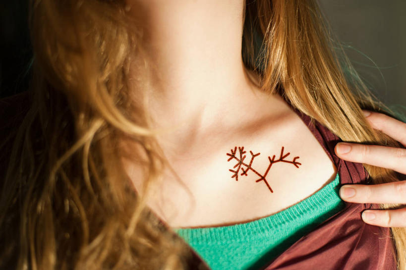 成年人,一个人,横图,室内,室外,特写,时尚,英国,仅一个女性,休闲装,纹身,摄影,创造力,艾塞克斯大学,美术工艺,彩图,魅力