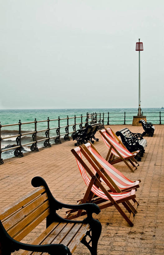 无人,栏杆,码头,竖图,室外,白天,海洋,英国,木制,长椅,水平线,杆,天空,自然,放松,摄影,宁静,沙滩椅,多塞特郡,彩图