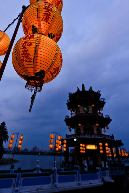 无人,竖图,室外,夜晚,建筑,台湾,标志,灯笼,文字,字符,字母,云,塔,标识,天空,摄影,照亮,彩图