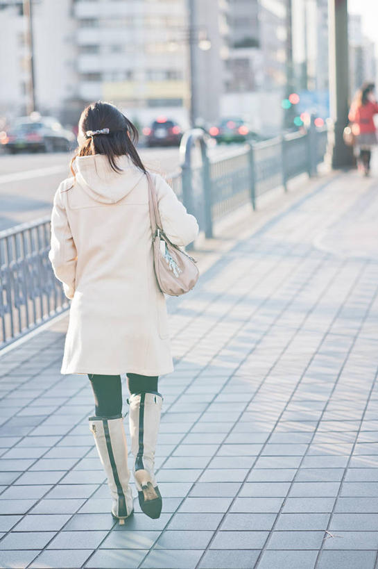 成年人,一个人,竖图,室外,白天,城市,东京,日本,仅一个女性,雨鞋,小路,首都,背面,摄影,零钱包,步行,彩图