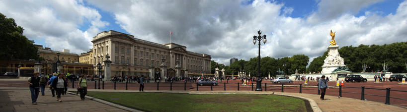 横图,全景,室外,白天,建筑,路灯,汽车,英国,云,首都,历史,白金汉宫,天空,运输,摄影,英国文化,彩图