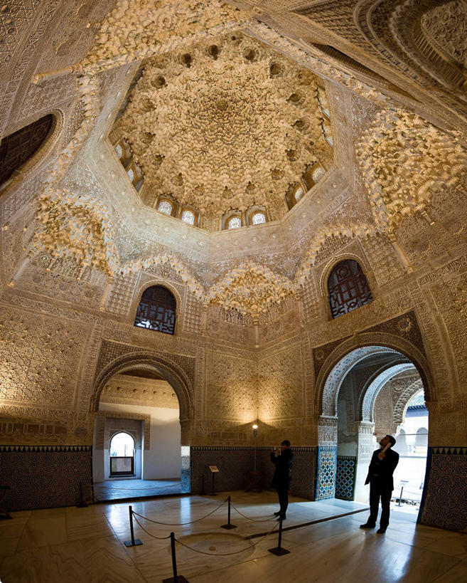 成年人,两个人,栏杆,站,竖图,室内,白天,西班牙,拱门,休闲装,历史,格拉纳达,摄影,中东文化,格拉纳达省,式样,设计,彩图