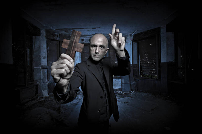 西方人,成年人,中年人,老年人,一个人,站,横图,室内,意大利,欧洲,欧洲人,仅一个男性,仅一个人,仅一个中年男性,指,套装,十字架,拿着,指点,祈祷,摄影,指向,基督教,肖像,出示,灵性,信任,男人,男性,中年男性,白种人,神父,彩图,晕影