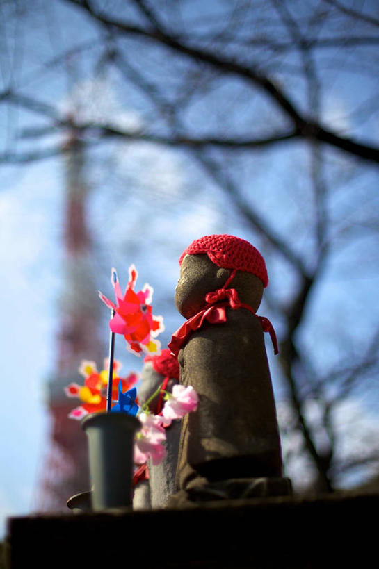 无人,竖图,室外,仰视,纸风车,东京,日光,日本,日本文化,标志,雕像,符号,首都,标识,纸花,摄影,宗教,佛教,创造力,宗教建筑,性别符号,地藏菩萨,美术工艺,彩图,低角度拍摄,男性符号