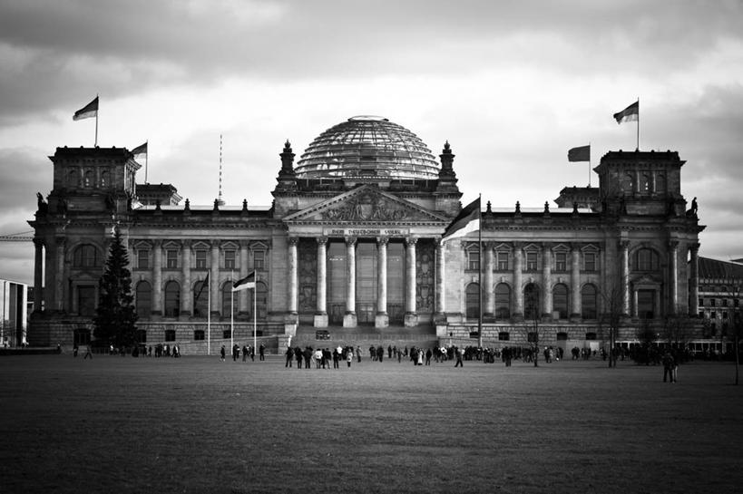 广场,横图,黑白,室外,城市,建筑,旗帜,德国,柱子,云,拱门,首都,柏林,树,天空,摄影,政府大楼,圆顶建筑,政府,德国文化,议会大楼,德国国会大厦