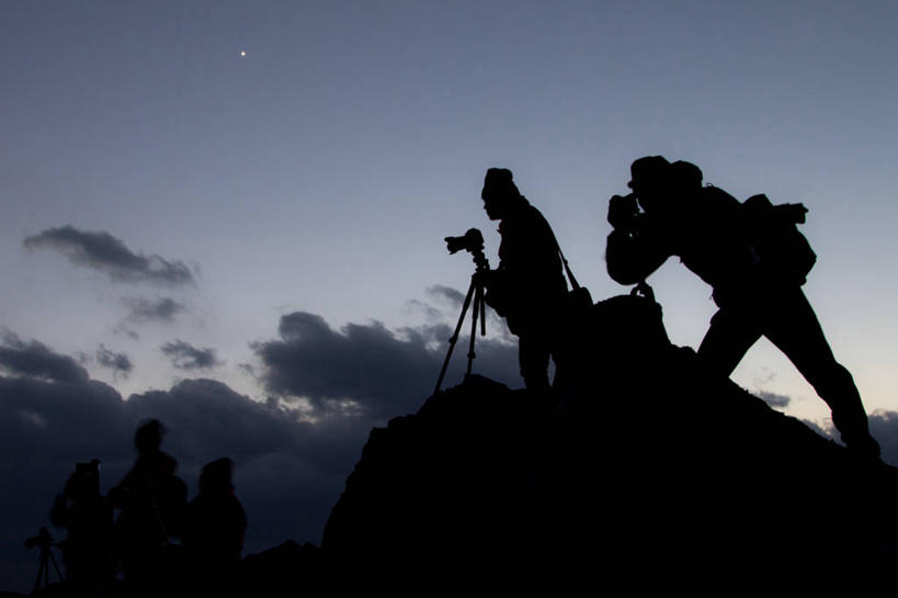 两个人,摄影师,站,横图,室外,度假,相机,日本,云,神奈川县,天空,黄昏,摄影,记忆,三脚架,剪影,休闲活动,彩图