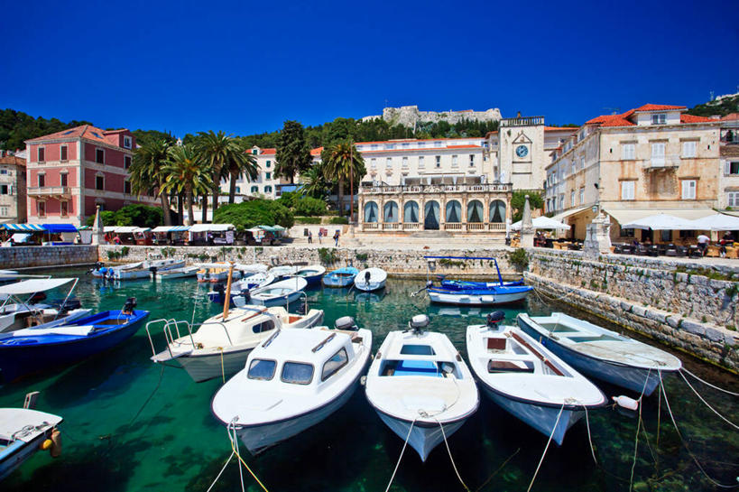 横图,室外,白天,水,建筑,船,克罗地亚,许多,停靠,城镇,很多,树,天空,运输,摄影,保护,停泊,万里无云,斯普利特,彩图,海港,赫瓦尔