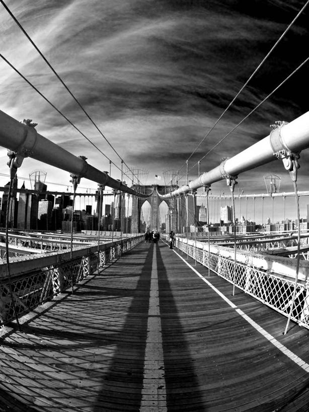 竖图,黑白,室外,白天,鱼眼镜头,城市,建筑,纽约,美国,云,联系,天空,地标建筑,摄影,吊桥,布鲁克林桥