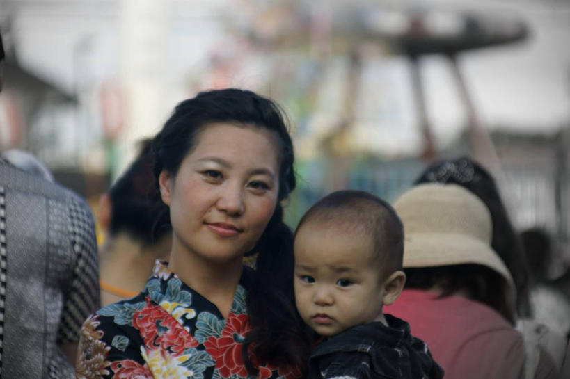 东方人,婴儿,儿童,成年人,中年人,脸,头,脸颊,头发,两个人,家庭,母亲,儿子,微笑,横图,室外,白天,满意,纯洁,东京,日本,亚洲,连接,首都,拿着,休闲装,黄种人,肩膀,小孩,黑色,温暖,温馨,一家人,日本人,可爱,摄影,活泼,和睦,关爱,宝宝,肖像,东亚,纯真,烂漫,无邪,本州,关东地方,本州岛,日本国,东京都,伶俐,天真,男性,中年女性,亚洲人,孩子,头部,脸部,脸蛋,面部,彩图,传统服装,练马区,融洽