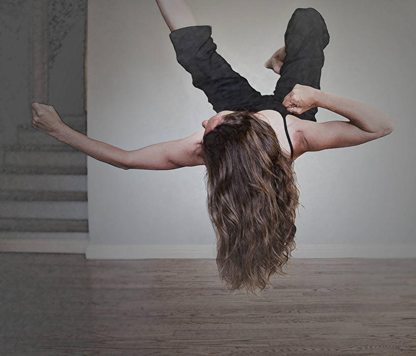 成年人,中年人,一个人,举,横图,室内,楼梯,美国,仅一个女性,仅一个人,漂浮,半空,休闲装,托,仅一个中年女性,赤脚,力量,摄影,敏捷,空手道,女人,女性,中年女性,长发,拳头,休闲活动,举起,举手,举着,向上举,向上伸,向上托,彩图