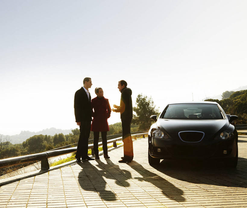 成年人,中年人,老年人,三个人,教师,站,横图,室外,白天,通讯,街道,汽车,阴影,套装,篱笆,云,休闲装,外套,树,天空,运输,摄影,指导,停止,知识,解释,手插袋,暂停,合伙,停滞,老年男性,中年男性,中年女性,插兜,手插兜,彩图,手抄兜