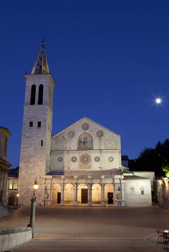 无人,教堂,竖图,室外,夜晚,建筑,路灯,意大利,欧洲,月亮,天空,摄影,宗教,照亮,基督教,南欧,意大利共和国,首府,翁布里亚,翁布里亚大区,佩鲁贾,彩图,大教堂,斯波莱托
