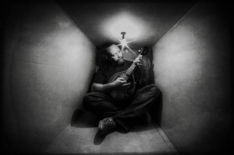 西方人,成年人,中年人,老年人,胡须,一个人,坐,横图,黑白,室内,正面,鱼眼镜头,爱尔兰,欧洲,欧洲人,仅一个男性,仅一个人,仅一个中年男性,纸箱,曼陀林,音乐,拿着,休闲装,思考,个性,摄影,照亮,电灯泡,男人,男性,中年男性,白种人,胡子,络腮胡,盘着腿坐,晕影