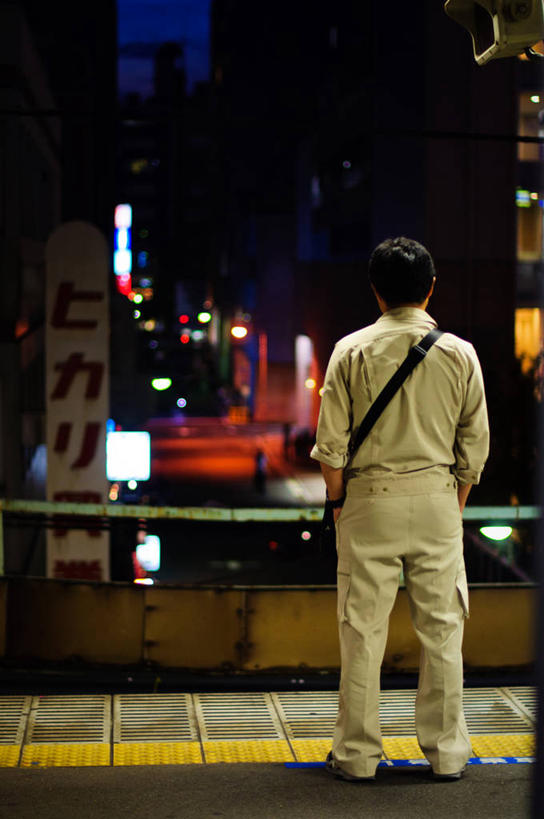 成年人,一个人,站,竖图,室外,夜晚,街道,东京,日本,仅一个男性,挎包,首都,休闲装,背面,思考,个性,摄影,手插袋,插兜,手插兜,彩图,手抄兜