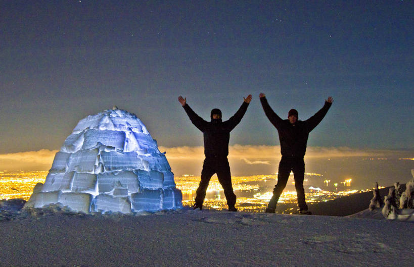西方人,成年人,中年人,两个人,站,举,横图,室外,正面,度假,美景,欧洲,加拿大,欧洲人,并排,房屋,屋子,景观,文化,天空,自然,黄昏,托,景色,寒冷,摄影,自然风光,露营,剪影,雪屋,温哥华,大不列颠哥伦比亚,冒险,年轻男性,中年男性,白种人,年轻人,休闲活动,举起,举手,举着,向上举,向上伸,向上托,彩图,房子,小屋
